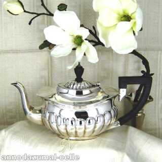 Antike silberne Teekanne mit Holzgriff