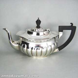 Antike silberne Teekanne mit Holzgriff