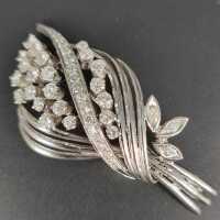 Mid-century bouquet of flowers brooch in 750 white gold and 42 diamonds