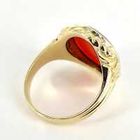 Timelessly elegant antique signet ring in 333 yellow gold with a carnelian