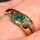 Antikschmuck - Annodazumal Antikschmuck: Ein edler Vintage Damenring aus 585er Gelb- und Roségold mit einem Smaragd und Diamanten kaufen