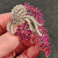 Exquisite vintage brooch in 18k white gold with diamonds and rubies