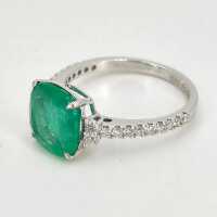 Luxurious engagement ring in white gold with an emerald and diamonds