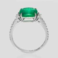 Luxurious engagement ring in white gold with an emerald and diamonds