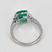 Luxurious engagement ring in white gold with an emerald and diamonds