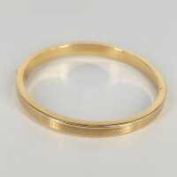 Vintage bangle in 333 yellow gold with a clear design language