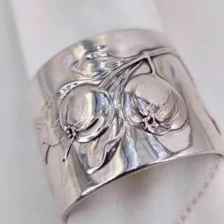 Antikes Silber - Annodazumal Antikschmuck: Antiker Jugendstil Serviettenring aus 800er Silber mit Quittenrelief kaufen