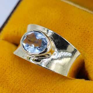 Antikschmuck - Annodazumal Antikschmuck: Vintage Damenring in Handarbeit aus 333er Gelbgold mit Aquamarin kaufen