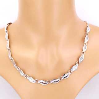 Antikschmuck - Annodazumal Antikschmuck: Original Art Deco Collier aus 835er Silber mit gravierten Blättern, Handarbeit von Theodor Klotz (TEKA), 1940er Jahre, mit Laurin-Gütesiegel.