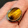 Vintage Schmuck in Gold - Annodazumal Antikschmuck: Eleganter Damenring aus 585er Gelbgold mit ovalem Tigerauge-Cabochon in Zargenfassung, 1960er Jahre, restauriert, mit schlichter Ringschiene und breitem Rahmen.