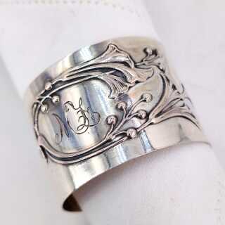 Antikes Silber - Annodazumal Antikschmuck: Antiker Jugendstil-Serviettenring aus 800er Silber mit Mistelrelief und Monogramm, innen vergoldet, um 1910 