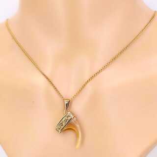Antikschmuck - Annodazumal Antikschmuck: Antiker Anhänger mit echter Tigerkralle in 333er Gelbgold, handgravierte Fassung, getragen an einer Kette, gefertigt um 1900