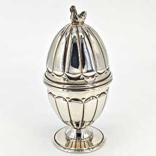 Antikes Silber - Annodazumal Antikschmuck: Vintage-Eierbecher aus 925er Silber im Queen-Anne-Stil mit Huhn-Figur auf Deckel und vergoldetem Innenbecher