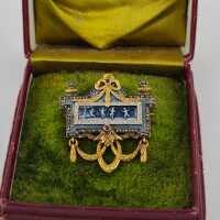 Antikschmuck - Annodazumal Antikschmuck: Meisterhaft gearbeitete Goldbrosche mit polychromer Email auf guillochiertem Grund, eingerahmt von Diamanten und Silberdekor im klassizistischen Stil