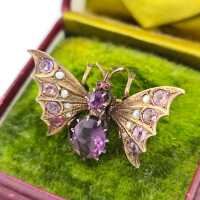 Jugendstil Schmuck - Annodazumal Antikschmuck: Vergoldete Schmetterlingsbrosche aus 800er Silber, besetzt mit zwei violetten Amethysten und kleinen Perlen, rückseitige Stoffklammer statt Nadel