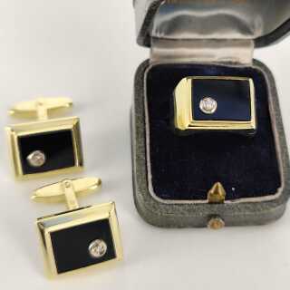 Antikschmuck - Annodazumal Antikschmuck: Art-Déco-Schmuckset für Herren aus 585er Gelbgold mit Onyxplatten & Diamant in Weißgoldfassung, bestehend aus Siegelring & Manschettenknöpfen, ca. 1925
