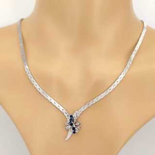 Antikschmuck - Annodazumal Antikschmuck: Elegantes Collier aus 585er Weißgold mit Brillanten & Saphiren in Blütenform, satiniert, wabenförmige Gliederkette, 1970er Jahre
