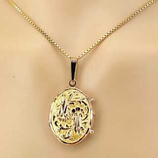 Gold medallion ‘Heart Pieces of Memory’ on a 60 cm chain – 750 yellow gold