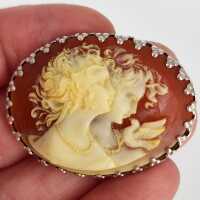 Brosche „Zwei Damen und die Taube“ –...