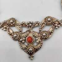 „Filigranzauber“ – Antikes Trachtencollier mit Korallen in 900er Silber