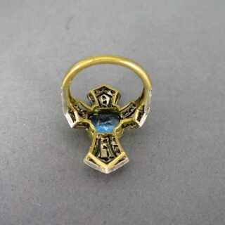 Kreuzförmiger Ring mit Aquamarin und Diamanten
