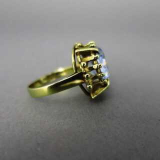 Goldener Ring mit großem Blautopas