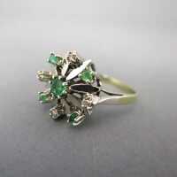 Flower-shaped white gold emerald ring