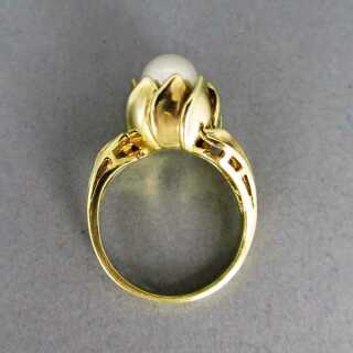 Wonderful flower-shaped gold ring filled with a gorgeous pearl