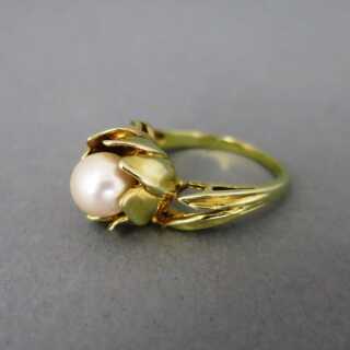 Wonderful flower-shaped gold ring filled with a gorgeous pearl
