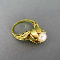 Massiver blütenförmiger Goldring für Damen besetzt mit schöner Perle