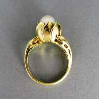 Massiver blütenförmiger Goldring für Damen besetzt mit schöner Perle