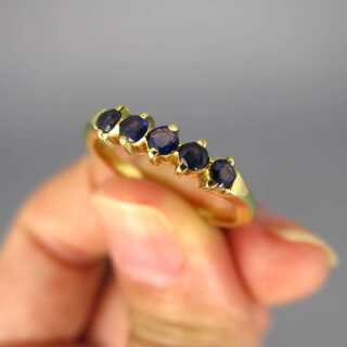 Schöner zierlicher Damenring oder Vorsteckring in Gold mit tiefblauen Saphiren