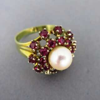 Blütenförmiger Ring mit Rubin und Perlen