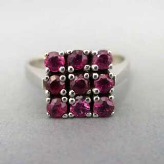 Cluster ring in white gold with 9 rubies