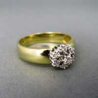 Goldener Ring mit einer Blüte aus Brillanten