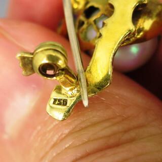 Wunderschöne vintage Vogelbrosche mit Perle, Emaille und Saphiren in 750 Gold