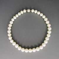 Schöne vintage Damen Kette aus weißen Perlen mit...