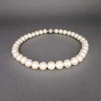 Schöne vintage Damen Kette aus weißen Perlen mit Magnetverschluss in Silber