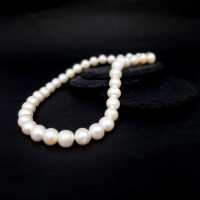 Schöne vintage Damen Kette aus weißen Perlen mit Magnetverschluss in Silber
