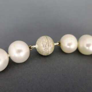 Beautiful freshwater pearl necklace with silver closure vintage ladys jewelry