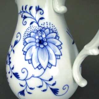 Porcelain coffee pot onion pattern Meissen