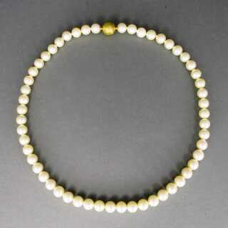 Schöne Kette aus großen Akoya-Perlen mit Goldverschluss