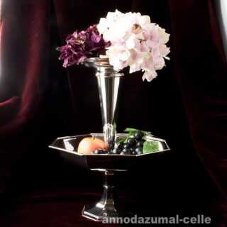 Dekorative Etagere mit integrierter Vase