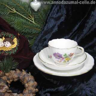 Vintage Porzellan - Annodazumal Antikschmuck: Dreiteiliges Meissen Gedeck mit Blumendekor kaufen