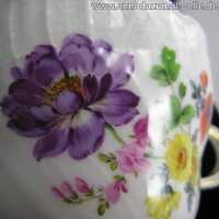 Vintage Porzellan - Annodazumal Antikschmuck: Dreiteiliges Meissen Gedeck mit Blumendekor kaufen