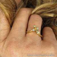 Zarter floraler Goldring mit Brillanten