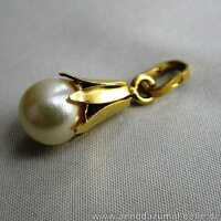 Gold 750 Ketten Anhänger mit schöner Perle in blütenförmiger Fassung