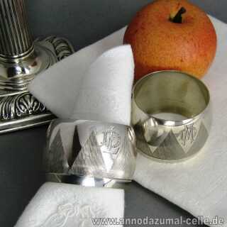 Antikes Silber - Annodazumal Antikschmuck: Vintage Paar Serviettenringe in 800 Silber mit Gravurdekor kaufen