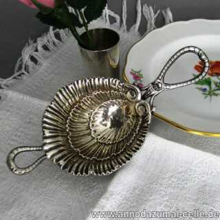 Shell-shaped tea stainer in silver