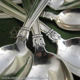 6 Moccalöffel mit Akanthusdekor, in Silber